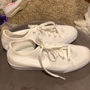 White nike shoes